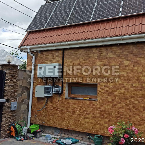 Сетевая солнечная станция мощностью 30 кВт на крыше дома.